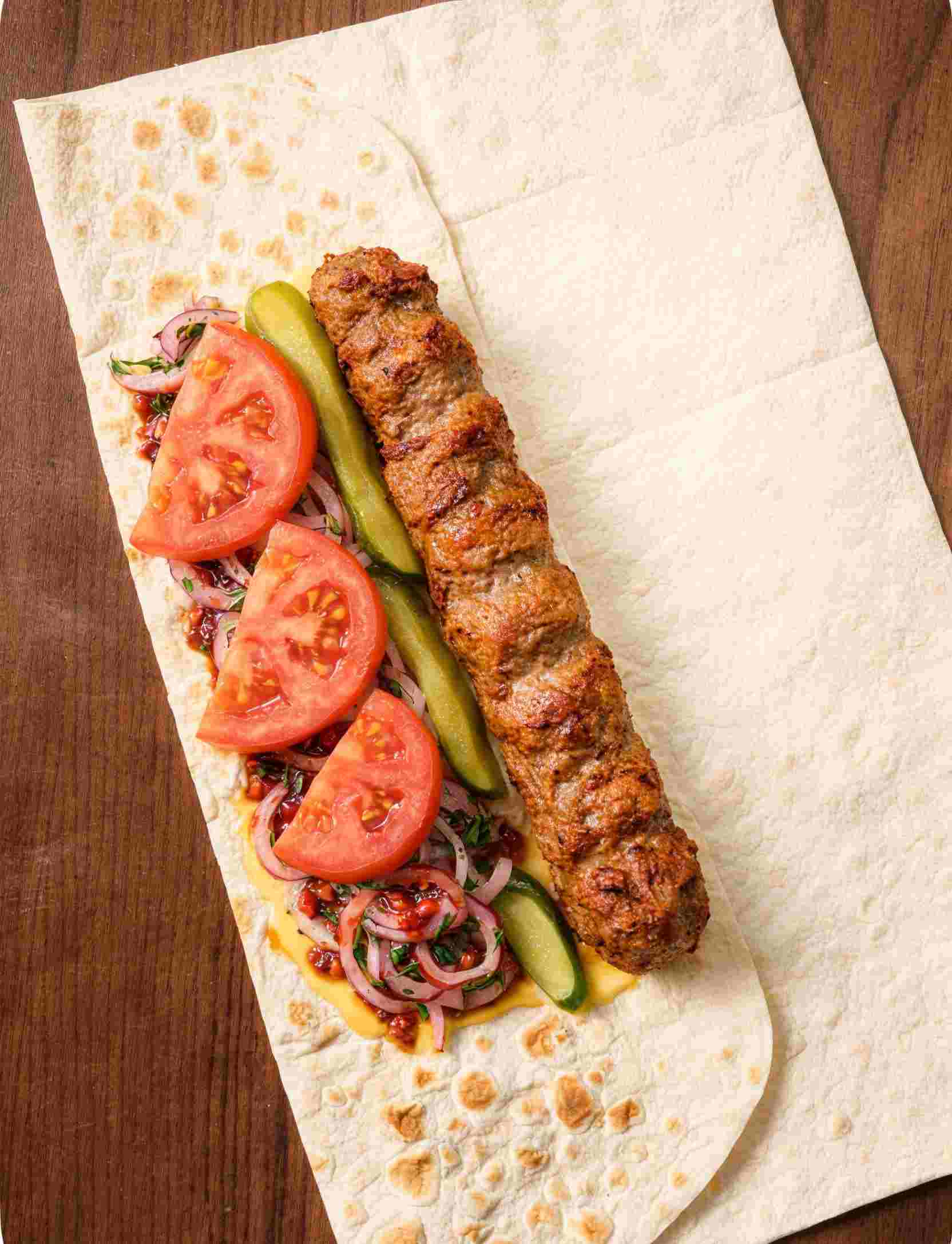 Фото Люля-кебаб из баранины в лаваше с овощами 